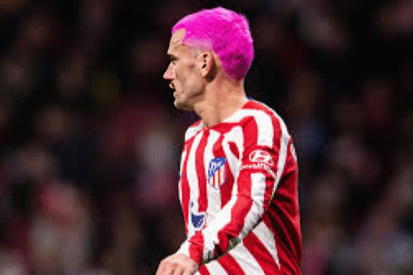 Mbappé cheveux rose